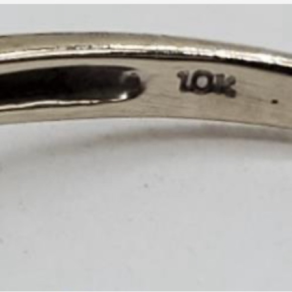 10K Gold and Garnet Ring - Picture 5 of 5